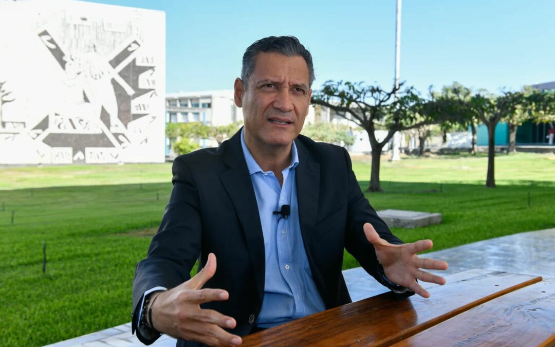 Dr. Óscar Solorio, admitido en la Barra de Abogados de EE.UU.